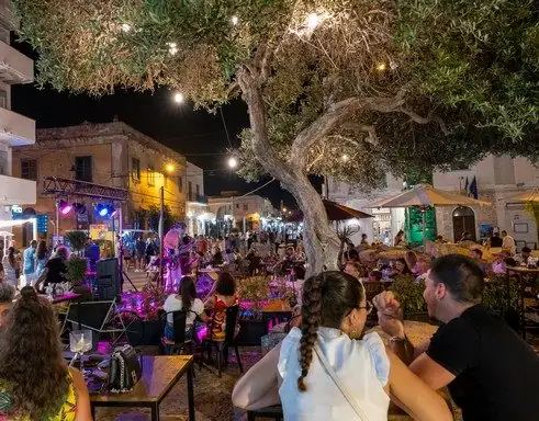 Musica dal vivo nella piazza di Lampedusa