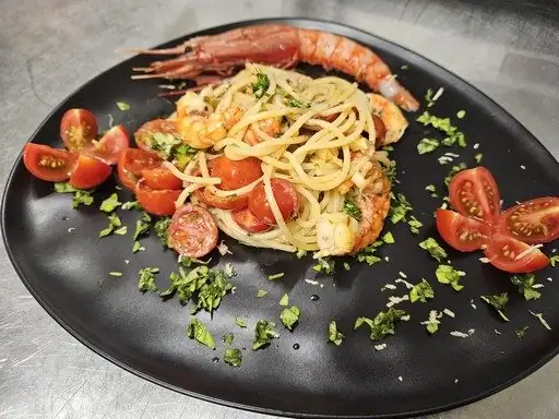 Spaghetti agli scampi crudi con pomodorini