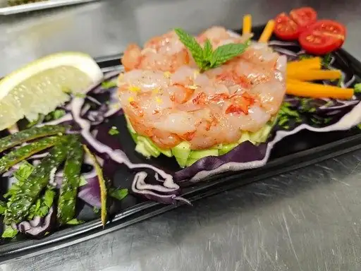 Tartare di gambero su avocado e cavolo viola