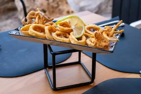Calamari fritti dorati con limone