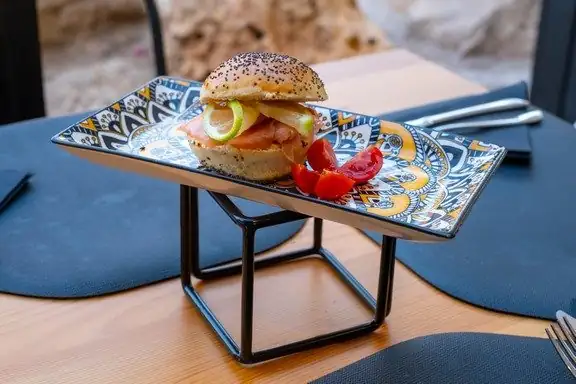 Composizione di antipasti, primi piatti e cocktail