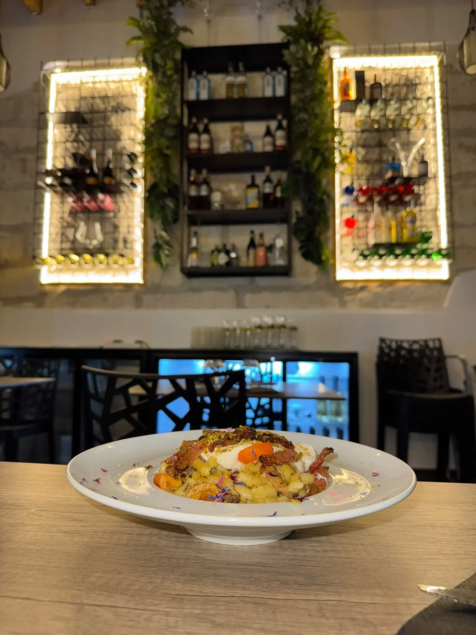 Talèe Pinto Lampedusa — Tavolo apparecchiato per cena Talèe Pinto Lampedusa — Tavolo apparecchiato per cena