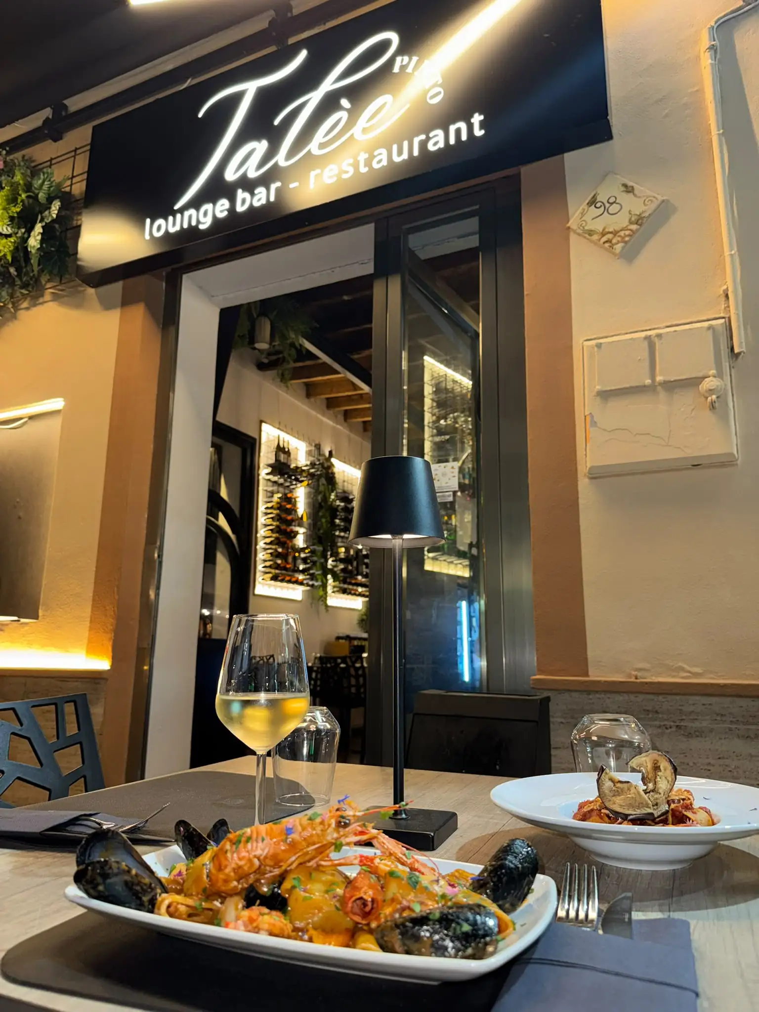 Talèe Pinto Lampedusa — Sera tra amici al cocktail bar Talèe Pinto Lampedusa — Sera tra amici al cocktail bar