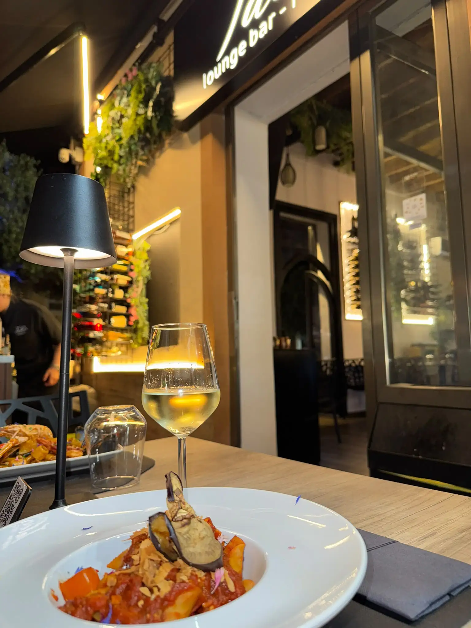 Talèe Pinto Lampedusa — Angolo del ristorante di sera Talèe Pinto Lampedusa — Angolo del ristorante di sera