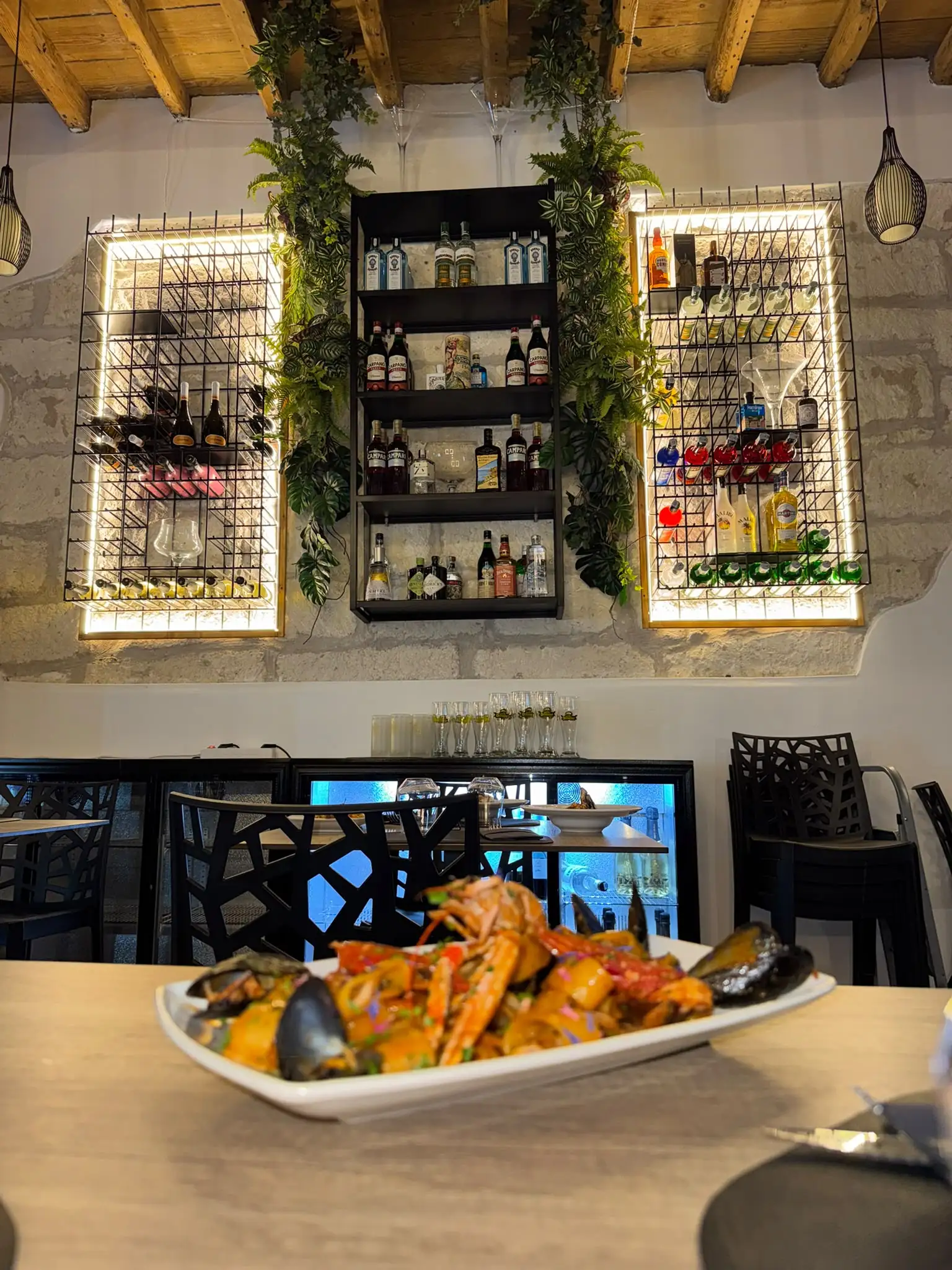 Talèe Pinto Lampedusa — Tavolo apparecchiato per cena Talèe Pinto Lampedusa — Tavolo apparecchiato per cena