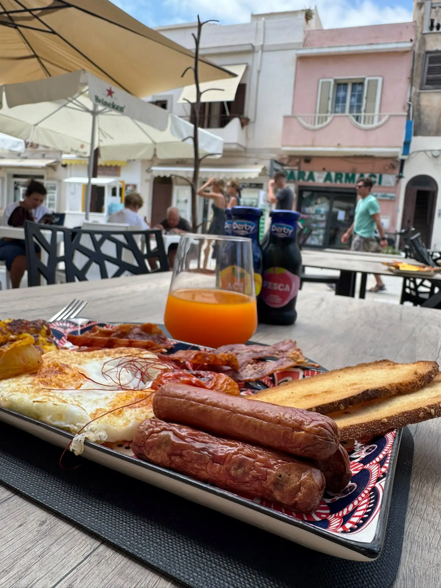 Talèe Pinto Lampedusa — Tavolo apparecchiato per cena Talèe Pinto Lampedusa — Tavolo apparecchiato per cena