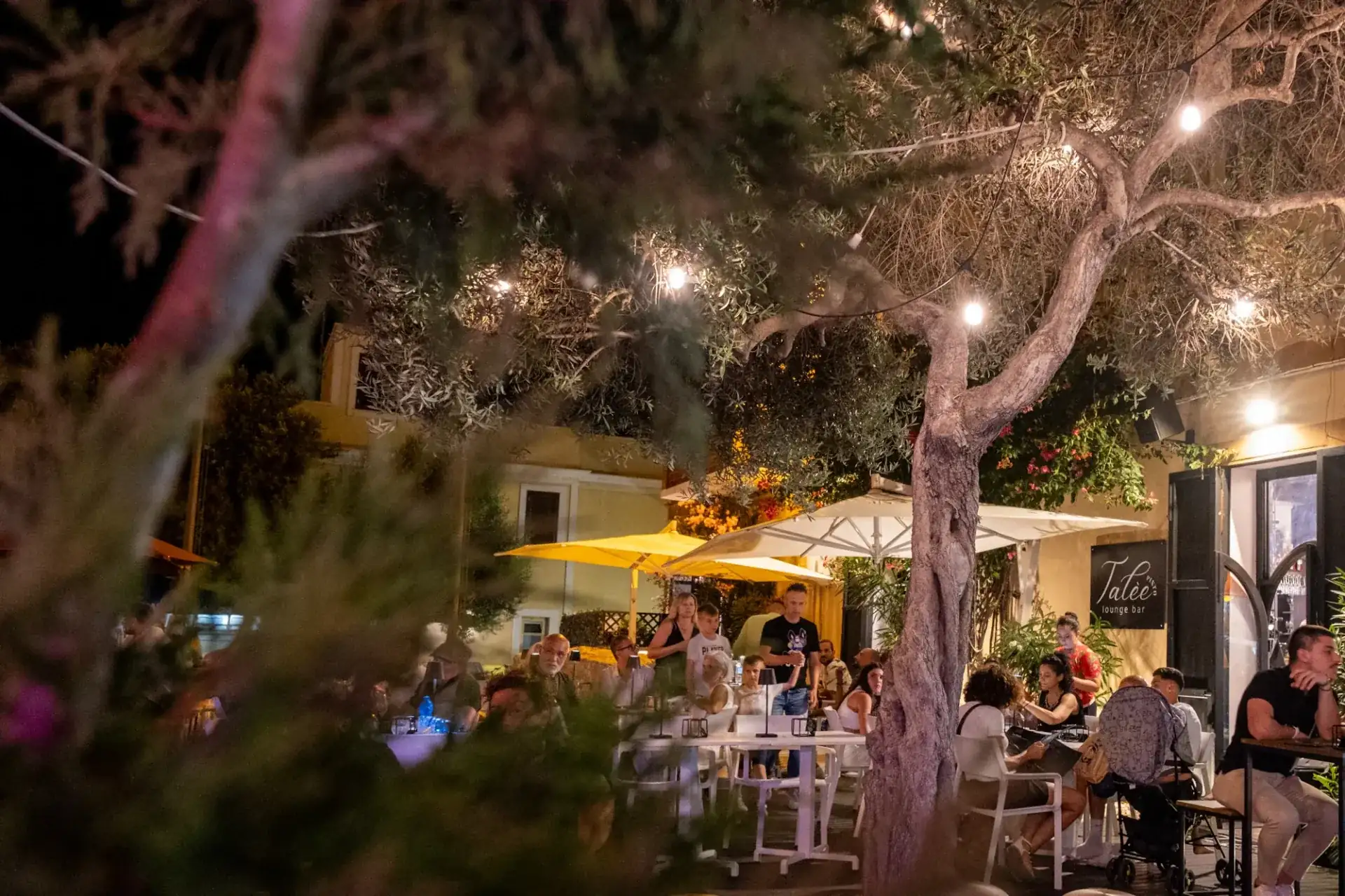 Un angolo di mare nel cuore di Lampedusa — Talèe Pinto, vista del locale di sera